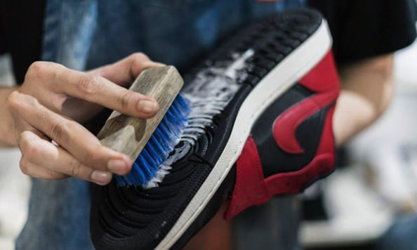 Cara Mencuci Sepatu Sneakers dengan Benar supaya Tetap Awet