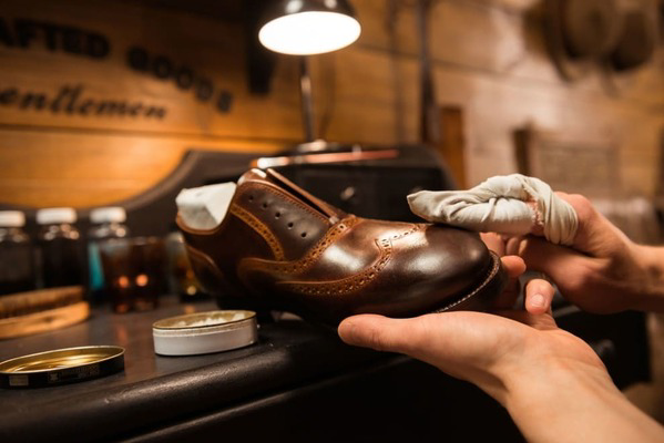 Ragam Cara Memperbaiki Sepatu Kulit Mengelupas
