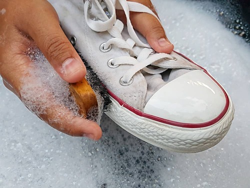 5 Dampak Cuci Sepatu Menggunakan Detergen