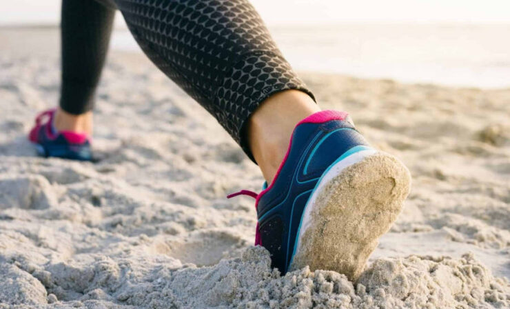 Tips Membersihkan Sepatu Terkena Pasir Pantai