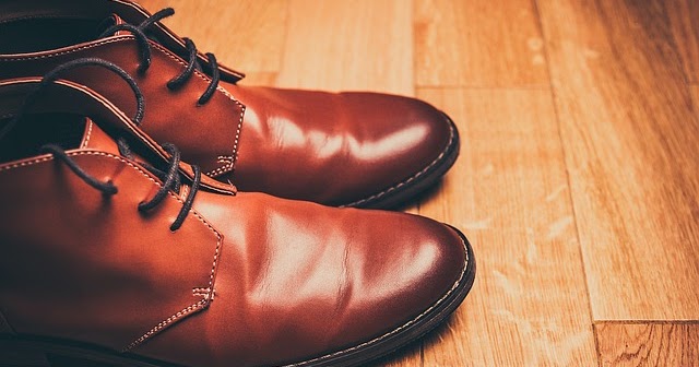3 Cara Mudah Mencuci Sepatu Kulit Sintetis