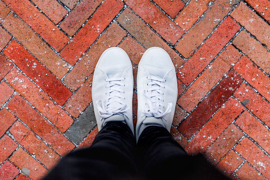 Tips Merawat Sepatu Berwarna Putih