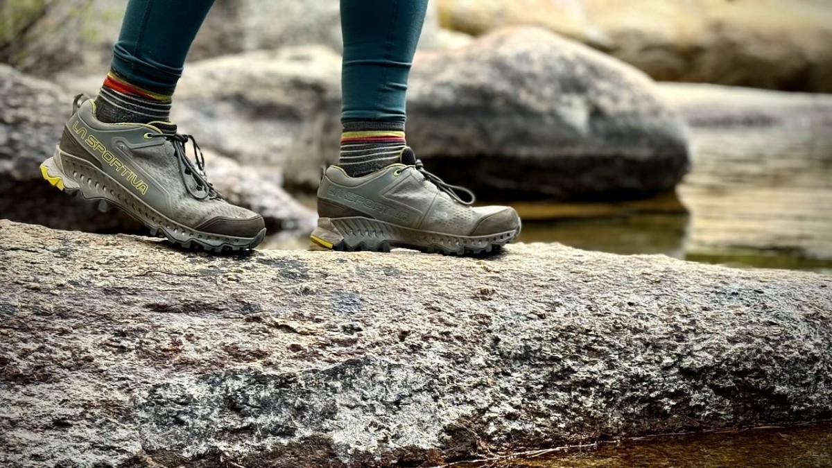 Apa Perbedaan Sepatu Trail Running dan Hiking?