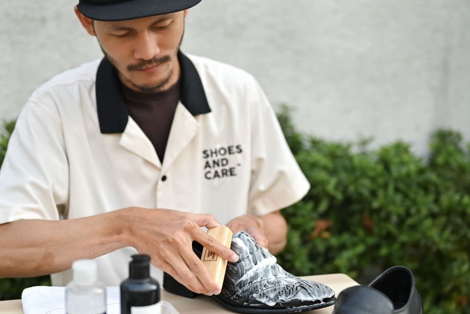 Mencuci Sepatu dengan Sabun Cuci Piring? Apakah Aman? Begini Faktanya